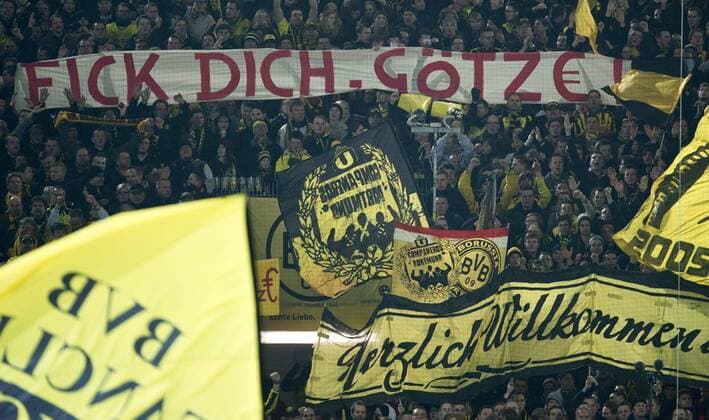 Samstag 23.11.2013, 1. Fussball Bundesliga Deutschland 13. Spieltag, Saison 2013 2013 in Dortmund, BVB Borussia Dortmund - FC Bayern München, Dortmunder Fans halten ein Plakate gegen Mario Götze (FCB) - Echte Liebe oder Mia san Mia. Für dich war s längst klar. Fick dich, Götze. DeFodi01040001338