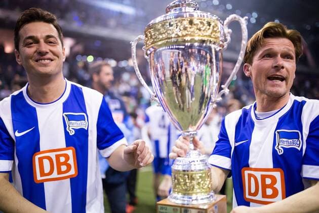 Berlin, Deutschland, 24.01.2015: Hallenfußball Turnier - AOK Traditionsmasters 2015 Premiere. Ante Covic (Hertha BSC) jubelt Dariusz Wosz (Hertha BSC)