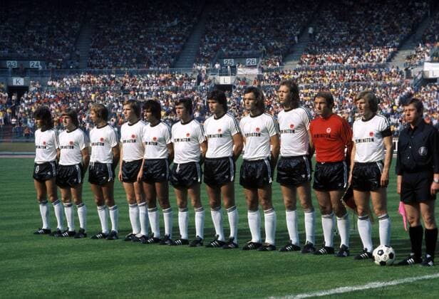 Mannschaftsvorstellung Eintracht Frankfurt, v.li.: Thomas Rohrbach, Bernd Nickel, Bernd Hölzenbein, Peter Reichel, Jürgen Kalb, Roland Weidle, Klaus Beverungen, Karl Heinz -Charly- Körbel, Gert Trinklein, Torwart Peter Kunter, Jürgen Grabowski