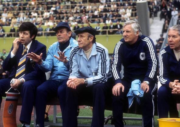 BR Deutschland, v.re.: Masseur Erich Deuser, Co Trainer Jupp Derwall, Bundestrainer Helmut Schön, Co Trainer Erich Widmayer