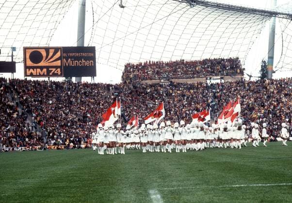 Auftritt einer Kapelle während der Schlussfeier der WM 1974 im Olympiastadion München