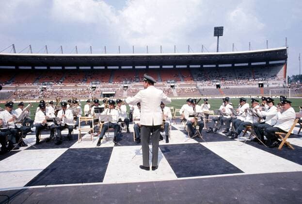 1 Jahr bis WM 2022: Historie, Stadien und Architektur Blasorchester während der WM 1974 im Rheinstadion Düsseldorf