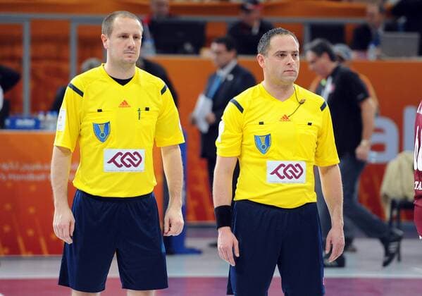 Männer Handball Weltmeisterschaft 2015 Doha Katar Doha, QAT Lusail Halle 25.1.2015 Katar vs, Österreich Schiedsrichter Matija Gubica und Boris Milosevic (Kroatien) Foto und alle