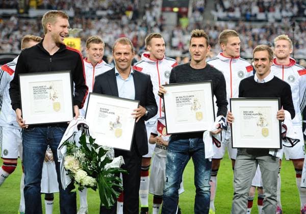 Mittwoch 02.09.2014, DFB, Fussball Laenderspiel, Nationalmannschaft, Saison 2014 2015, Freundschaftsspiel in Duesseldorf, Deutschland (GER) - Argentinien (ARG) 2:4, Ehrung für die ausgeschiedenen Nationalspieler Per MERTESACKER (GER), Hansi FLICK, DFB Sportdirektor, Miroslav KLOSE (GER) und Philipp LAHM (GER) DeFodi01045008701