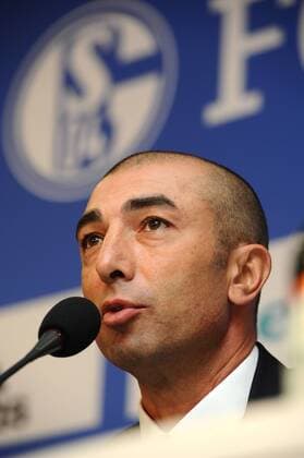 Mittwoch 08.10.2014, 1. Bundesliga, Saison 2014 2015, Pressekonferenz, PK, Trainervorstellung FC Schalke 04, Roberto Di Matteo, Trainer Schalke, Portrait, Schalke Logo DeFodi01045011561