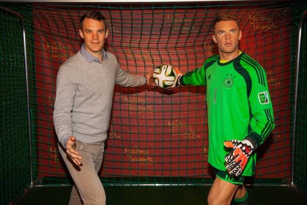 WM 2018 - DFB Nationalspieler in Zivil Torwart Manuel Neuer weiht seine Wachsfigur ein , 26.01.2015 im Madame Tussauds Berlin