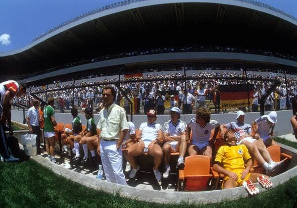 1 Jahr bis WM 2022: Historie, Stadien und Architektur Weltmeisterschaft Vorrunde, Uruguay - BR Deutschland in Queretaro: Teamchef Franz Beckenbauer (BRD) steht vor der Reservebank