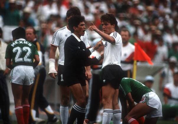 Weltmeisterschaft Viertelfinale BR Deutschland - Mexiko in Monterrey: Lothar Matthäus (re., BRD) und Schiedsrichter Jesus Diaz (Kolumbien)