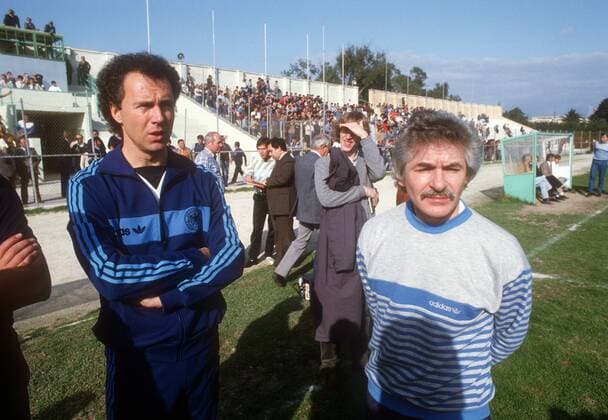 Training der deutschen Nationalmannschaft vor dem Länderspiel gegen Malta: Teamchef Franz Beckenbauer (li.) und Physiotherapeut Adolf Katzenmeier