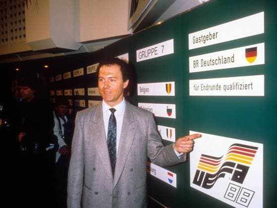 Teamchef Franz Beckenbauer (BR Deutschland) steht vor der Auslosungstafel mit den Qualifikationsgruppen für die EM 1988