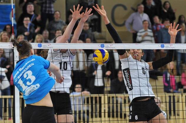 28.01.2015, xtkx, Volleyball 1.Bundesliga Damen, VC Wiesbaden - Volley Stars Thüringen, v.l. Regina Mapeli Burchardt (VC Wiesbaden), Nikola Nemcova (Volleystars), Lorena Zuleta Garcia (Volleystars),