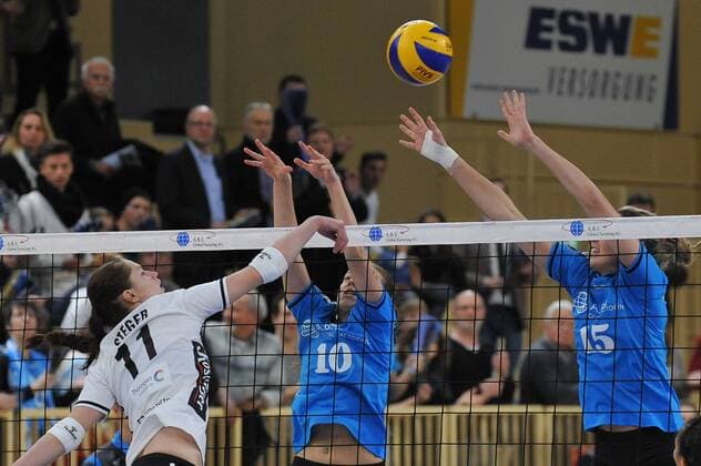 28.01.2015, xtkx, Volleyball 1.Bundesliga Damen, VC Wiesbaden - Volley Stars Thüringen, v.l. Claudia Steger (Volleystars), Kaisa Alanko (VC Wiesbaden), Jennifer Pettke (VC Wiesbaden),