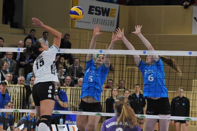 28.01.2015, xtkx, Volleyball 1.Bundesliga Damen, VC Wiesbaden - Volley Stars Thüringen, v.l. Speer Volleystars), Karine Muijlwijk (VC Wiesbaden), Regina Schaeperklaus (VC Wiesbaden) ,