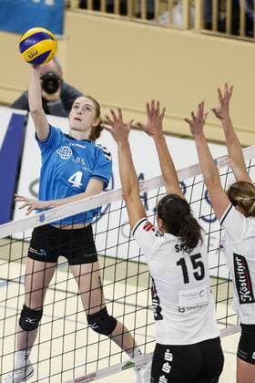 VC Wiesbaden - VolleyStars Thüringen Volleyball 1. Bundesliga Damen VC Wiesbaden - VolleyStars Thüringen am 28.01.2015 in der Sporthalle am Platz d. Dt. Einheit in Wiesbaden, TANJA GROSSER (4, VCW), CHRISTINA SPEER (15, VST), MARTINA JELINKOVA (7, VST), (v.l.)