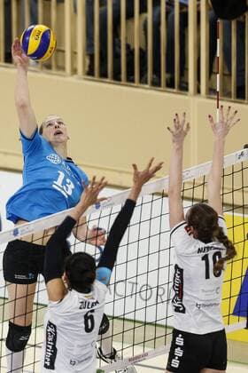 VC Wiesbaden - VolleyStars Thüringen Volleyball 1. Bundesliga Damen VC Wiesbaden - VolleyStars Thüringen am 28.01.2015 in der Sporthalle am Platz d. Dt. Einheit in Wiesbaden, REGINA MAPELI BURCHARDT (13, VCW), LORENA ZULETA GARCIA (6, VST), NIKOLA NEMCOVA (10, VST), (v.l.)