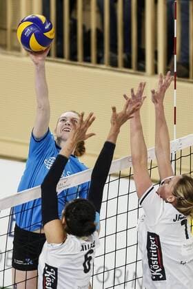 VC Wiesbaden - VolleyStars Thüringen Volleyball 1. Bundesliga Damen VC Wiesbaden - VolleyStars Thüringen am 28.01.2015 in der Sporthalle am Platz d. Dt. Einheit in Wiesbaden, TANJA GROSSER (4, VCW), LORENA ZULETA GARCIA (6, VST), MARTINA JELINKOVA (7, VST), (v.l.)