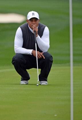 Tiger Woods looks at the line for his putt on the tenth hole of the second round of the Waste Management Phoenix Open at the Fairmont Scottsdale Princes golf course in Scottsdale, Arizona January 30, 2015.  PXP2015013003 ARTxFOXALL