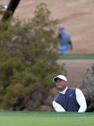 Tiger Woods watches his chip shot on the eleventh hole of the second round of the Waste Management Phoenix Open at the Fairmont Scottsdale Princes golf course in Scottsdale, Arizona January 30, 2015.  PXP2015013006 ARTxFOXALL