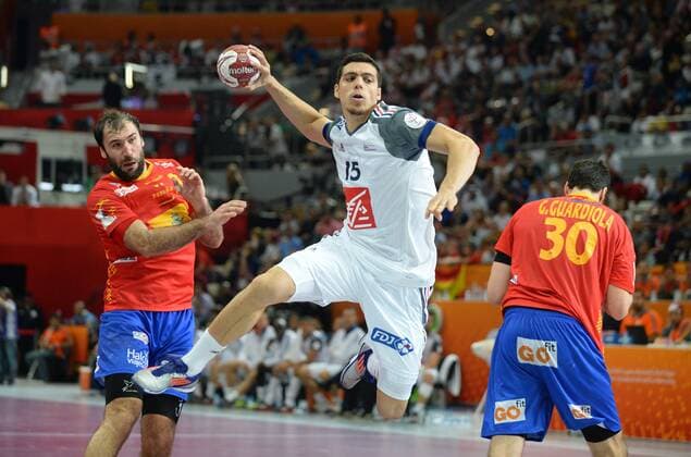 Handball Doha 30.01.2015 Weltmeisterschaften WM der Herren Männer Halbfinale Spanien (ESP) - Frankreich (FRA) GREBILLE Mathieu (Frankreich, No.15) CANELLAS Joan (Spanien, No.21) GUARDIOLA Gedeon (Spanien, No.30)