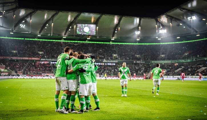 30. Januar 2015: Wolfsburg, Volkswagen Arena: Fussball 1. Bundesliga, 18. Spieltag: VfL Wolfsburg - FC Bayern Muenchen: Wolfsburgs Kevin De Bruyne jubelt mit seinen Mitspielern ueber seinen Treffer zum 3:0.