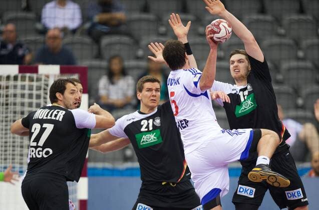 Handball Doha 30.01.2015 Weltmeisterschaften WM der Herren Männer Platzierungsspiel Deutschland (GER) - Kroatien (CRO) DUVNJAK Domagoj (Kroatien, No.05) Hendrik Pekeler (Deutschland, No.13) re. Erik Schmidt (Deutschland, No.21) Michael Müller Müller (Deutschland, No.27)