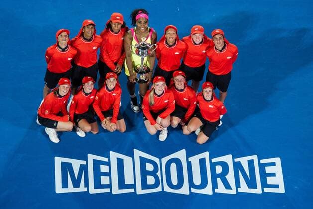 (150131) -- MELBOURNE, Jan. 31, 2015 -- Serena Williams (C) of the United States poses with the trophy and ball kids after winning her women s singles final match at the Australian Open tennis championship in Melbourne, Australia, Jan. 31, 2015. Williams won 2-0 to claim the title. ) (SP)AUSTRALIA-MELBOURNE-TENNIS-AUSTRALIAN OPEN-WOMEN S SINGLES FINAL BaixXue 