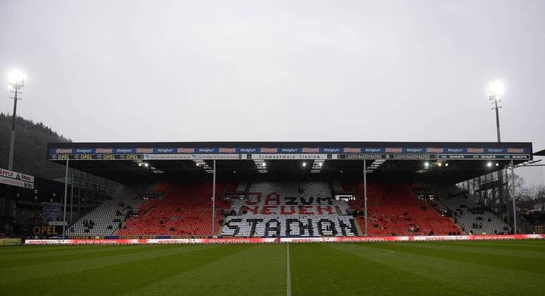 31.01.2015, xjhx, Fussball 1.Bundesliga, SC Freiburg - Eintracht Frankfurt, v.l. Choreographie zum JA fürs neue Stadion