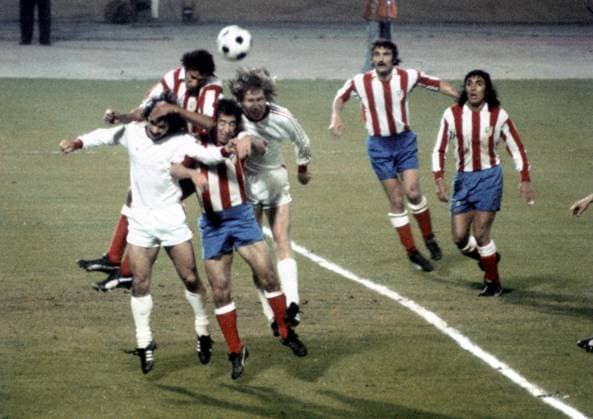 Gerd Müller und Conny Torstensson (beide FC Bayern München) im Finale um den Europapokal der Landesmeister 1974 in Brüssel gegen Atletico Madrid im Kopfballduell