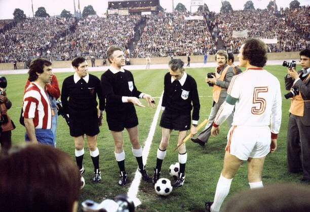 FIFA Schiedsrichter Alfred Delcourt (Belgien) und seine Linienrichter zwischen Adelardo Rodriguez (Atletico Madrid) und Franz Beckenbauer (FC Bayern München)