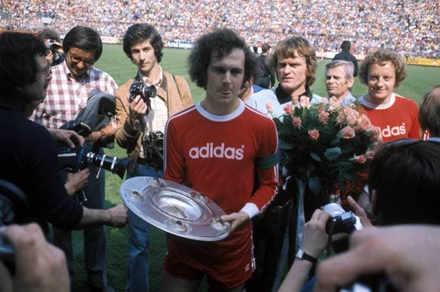Fußball, FC Bayern München, Deutscher Meister 1974 FC Bayern München, Deutscher Meister 1974, v.li.: Franz Beckenbauer mit Meisterschale, Torwart Sepp Maier, Johnny Hansen