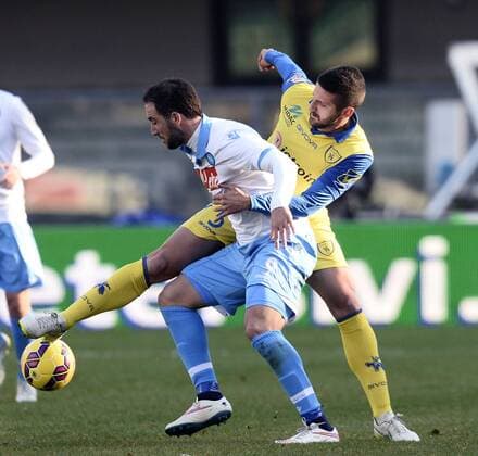 Aktuell Fußball, Italien, Serie A, AC Chievo Verona - SSC Neapel Serie A AC Chievo Verona - SSC Neapel Gonzalo Higuain-Alessandro Gamberini 