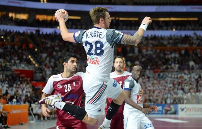Aktuell Handball, WM, Finale, Katar - Frankreich Handball Doha 01.02.2015 Weltmeisterschaften WM der Herren Männer Final Katar (QAT) - Frankreich (FRA) Valentin Porte (Frankreich, No.28) Kamalaldin Mallash (Qatar, No.25)