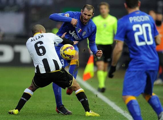 Aktuell Fußball, Italien, Serie A, Udinese Calcio - Juventus Turin Serie A, Udinese Calcio - Juventus Turin, Giorgio Chiellini fermato da allan xHOCHxZWEIx xItalyxPhotoxPressx 