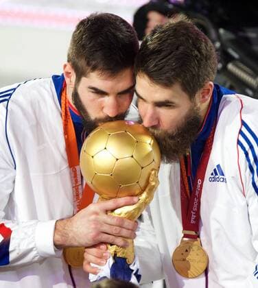 Handball Doha 01.02.2015 Weltmeisterschaften WM der Herren Männer Final Frankreich ist Weltmeister Jubel Luka Karabatic (Frankreich, No.22) Nikola Karabatic (Frankreich, No.13) li.