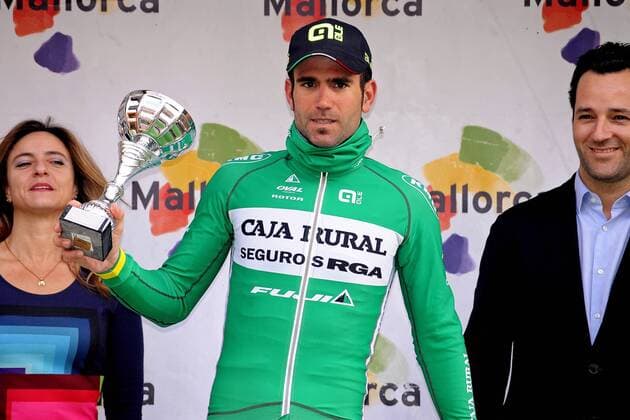 Luis MAS ( SPA Caja Rural - Seguros RGA ) wird als bester Mallorquiner ausgezeichnet - geehrt - Siegerehrung - Zeremonie - Ceremony - Jubel - Freude - Emotionen - Querformat - quer - horizontal - Event Veranstaltung: 24. Playa de Palma - Challenge Ciclista Mallorca - Trofeo Playa de Palma - Playa de Palma nach Palma 168.2 km - Location Ort: Mallorca - Spain - Spanien - Europe - Europa - Date Datum: 01.02.2015 STIEHL PHOTOGRAPHY