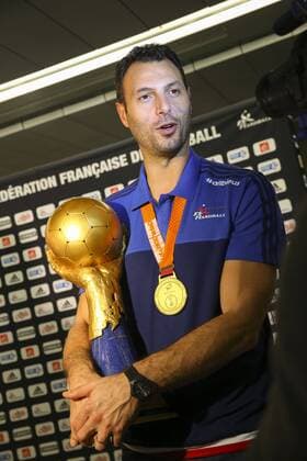 Jerome Fernandez avec coupe Handball Weltmeister Frankreich am Flughafen - 02 02 2015 GwendolineLeGoffx 