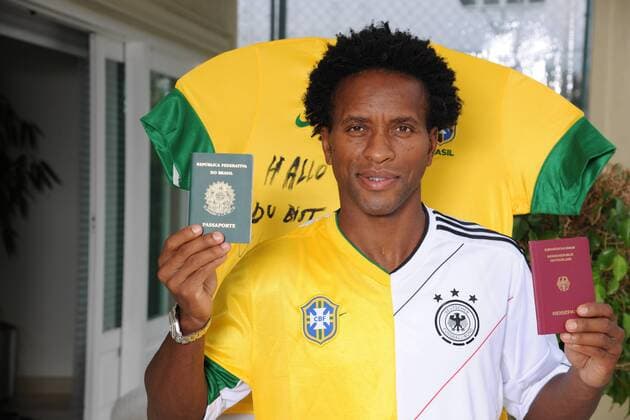 Ze Roberto im geteilten Brasilien Deutschland Nationaltrikot - er verfügt nun über beide Staatsbürgerschaften