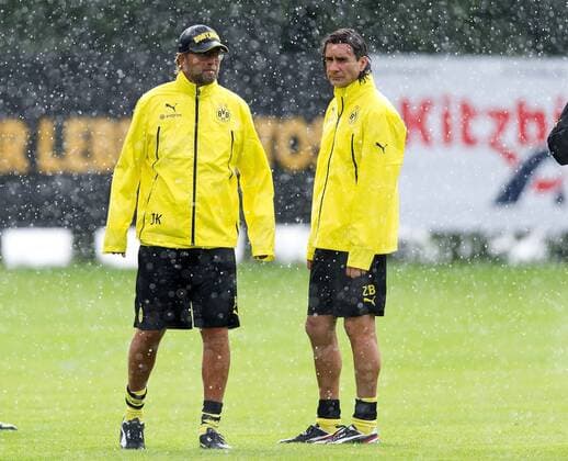 Donnerstag 04.07.2013, 1. Bundesliga Saison 13 14 Kirchberg, Oesterreich, BVB Borussia Dortmund in Kirchberg im Sommer Trainingslager, Trainer Jürgen Klopp (BVB) und Co-Trainer Zeljko Buvac (BVB) bei starkem Regen auf dem Trainingsgelaende in Kirchberg (Oesterreich) DeFodi018