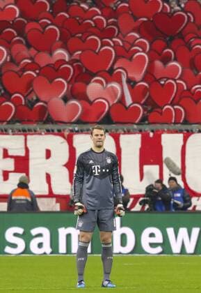 Manuel NEUER, FCB 1 Portrait, Porträt mit Fans, Fussballfans, Fankurve halten Herzen hoch, rotes Herz, Liebe, Symbolbild, Illustration, FC BAYERN MUENCHEN - SCHALKE 04 ( 1-1 ) Fussball 1. Bundesliga , Muenchen, am 03.02.2015 19.Spieltag, Saison 2014 2015, 1.Liga, 1.Bundesliga, FCB