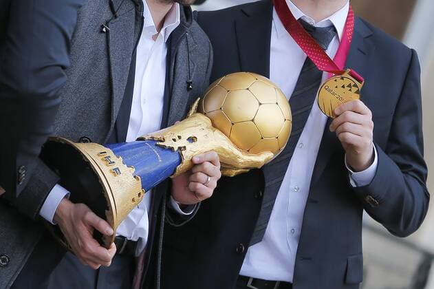 Illustration trophee et medaillle d Or Handball - Empfang der französischen Weltmeister im Elysee Palast in Paris - Paris - 03 02 2015 StephaneAllaman Panoramic 