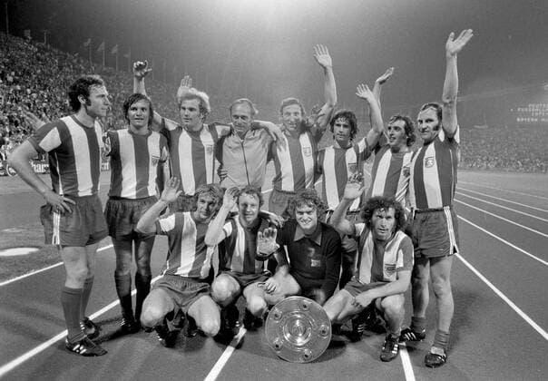 FUSSBALL 1. BUNDESLIGA SAISON 1971 1972 34. Spieltag FC Bayern MÜNCHEN - Schalke 04 28.06.1972 Mannschaftsfoto mit der Meisterschale, hintere Reihe von links: Franz Beckenbauer, Wilhelm Hoffmann, Uli Hoeness, Trainer Udo Lattek, Hans Georg Schwarzenbeck, Gerd Mueller, Franz Krauthausen, Franz Roth. Vordere Reihe von links: Rainer Zobel, Johnny Hansen, Torwart Sepp Maier und Paul Breitner. FOTO (C): WEREK Pressebildagentur