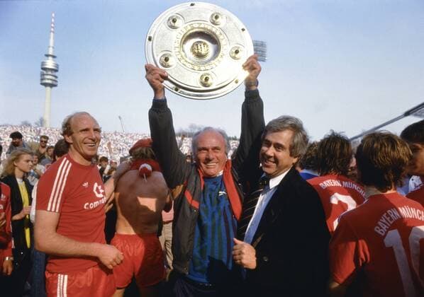 Fussball 1. Bundesliga Saison 1985 1986 FC Bayern MÜNCHEN - Borussia Moenchengladbach 26.04.1986 Dieter HOENESS, Trainer Udo LATTEK und Praesident Dr. Fritz SCHERER (vlnr FC Bayern MÜNCHEN) mit Meisterschale. xxNOxMODELxRELEASExx