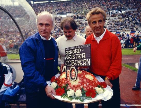 Fußball, FC Bayern München, Deutscher Meister 1987 Fussball 1. Bundesliga Saison 1986 1987 FC Bayern MÜNCHEN - Schalke 04 17.06.1987 Trainer Udo LATTEK (FC Bayern links) bekommt eine Torte geschenkt. xxNOxMODELxRELEASExx