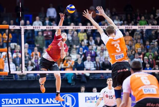 Berlin, Deutschland, 04.02.2015: Volleyball Bundesliga Saison 2014 2015 - BR Volleys - TV Rottenburg. Sven Metzger (Rottenburg 7) gegen den Block aus Robert Kromm (BR Volleys 3)