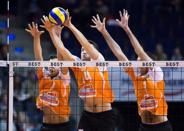 Berlin, Deutschland, 04.02.2015: Volleyball Bundesliga Saison 2014 2015 - BR Volleys - TV Rottenburg. Block v.li. Kawika Shoji (BR Volleys 7), Tomas Kmet (BR Volleys 14), Scott Joseph Touzinsky (BR Volleys 1)