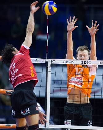 Berlin, Deutschland, 04.02.2015: Volleyball Bundesliga Saison 2014 2015 - BR Volleys - TV Rottenburg. Diego Ferreira Guardiano (Rottenburg 12) gegen den Block aus Paul Carroll (BR Volleys 12)