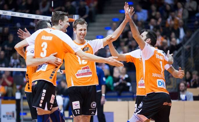 Berlin, Deutschland, 04.02.2015: Volleyball Bundesliga Saison 2014 2015 - BR Volleys - TV Rottenburg. Das Team der BR Volleys jubelt: v.l. Tomas Kmet (BR Volleys 14), Robert Kromm (BR Volleys 3), Paul Carroll (BR Volleys 12), Kawika Shoji (BR Volleys 7), Scott Joseph Touzinsky (BR Volleys 1)