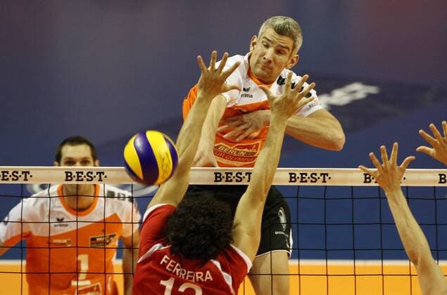 Rob Bontje im Angriff, Diego Ferreira Guardiano Volleyball Bundesliga Herren Saison 2014 2015 04.02.2015 BR Volleys Berlin vs. TV Rottenburg