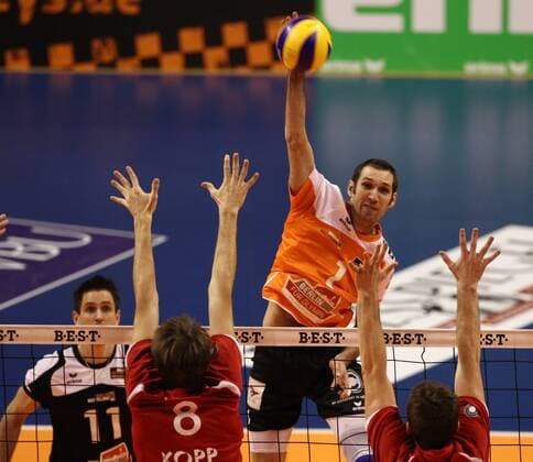 Scott Touzinsky im Angriff, Felix Isaak, Friederich Nagel Volleyball Bundesliga Herren Saison 2014 2015 04.02.2015 BR Volleys Berlin vs. TV Rottenburg