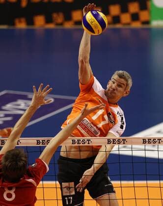 Rob Bontje im Angriff, Felix Isaak Volleyball Bundesliga Herren Saison 2014 2015 04.02.2015 BR Volleys Berlin vs. TV Rottenburg